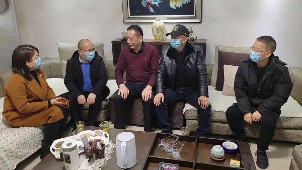 “情系退休老職工 走訪慰問暖人心”徽鹽地產(chǎn)集團(tuán)公司組織開展春節(jié)慰問活動(dòng)