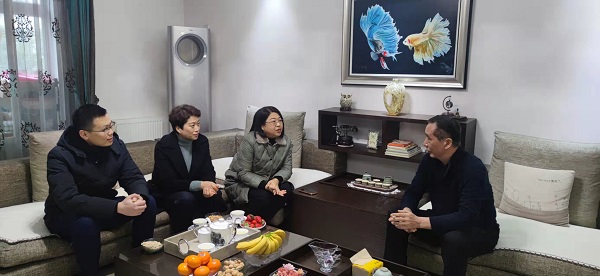 徽鹽地產(chǎn)集團(tuán)開展春節(jié)送溫暖走訪慰問(wèn)活動(dòng)